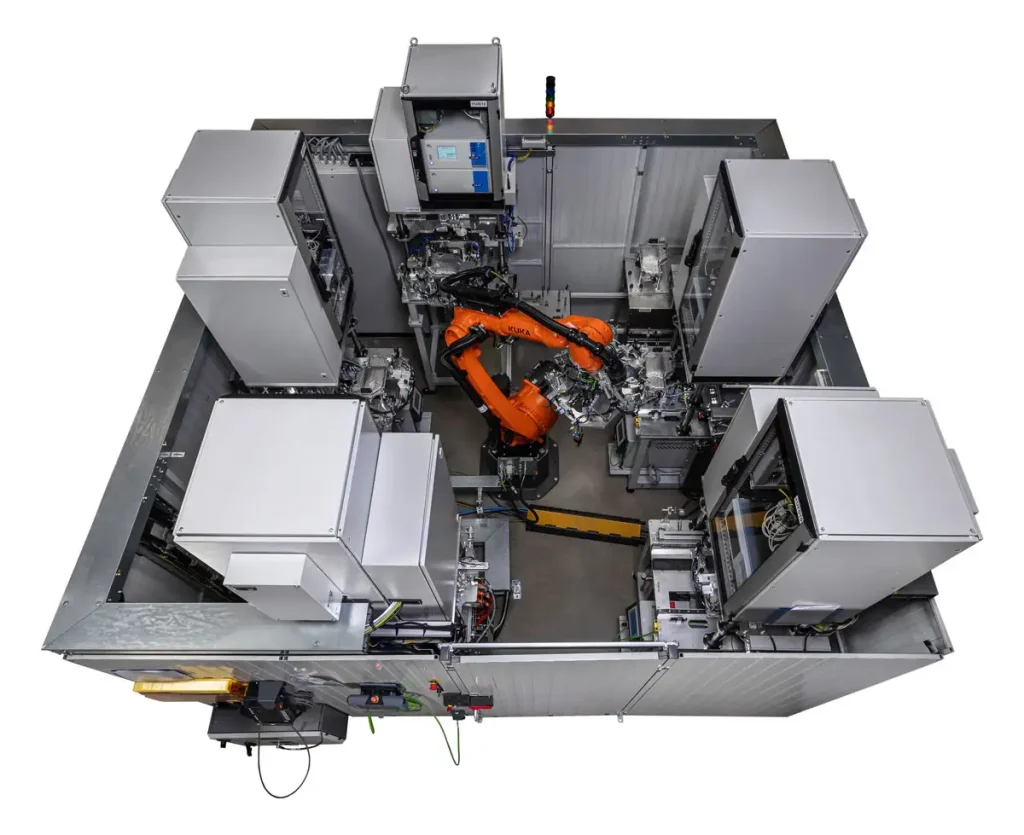 Inverter End of Line Roboterzelle zur Qualitätskontrolle von bis zu 950 Fahrzeuginvertern pro Schicht auf engstem Raum. 