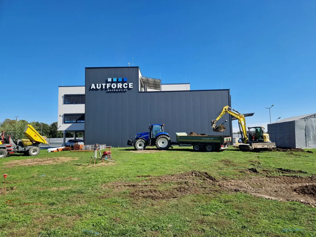 Beginn der Bauarbeiten für den Zubau des AUTFORCE Headquarters in Lebring – Bagger bei den Fundamentgrabungen