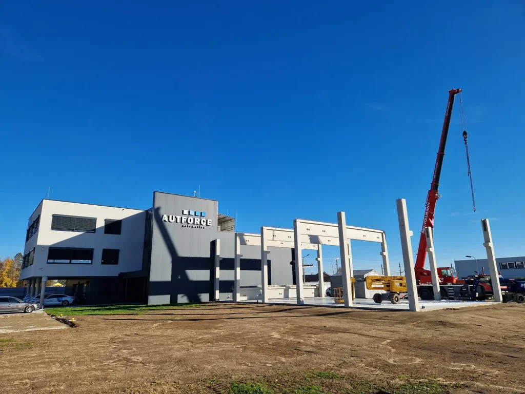 Installation der Decke beim Zubau des AUTFORCE Headquarters in Lebring