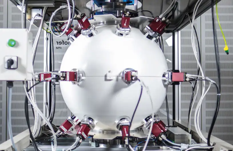 Fraunhofer IPM 360°-Prüfkammer – berührungslose Hochgeschwindigkeitsprüfung mit 16 Kameras und automatischer IO/NIO-Sortierung Fraunhofer IPM Prüfkammer zur 360°-Freifallprüfung mit 16 Kameras für berührungslose Hochgeschwindigkeits-Qualitätskontrolle von Kleinteilen