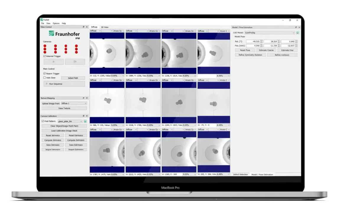 Fraunhofer Prüfsoftware – 16-Kamera-Ansicht, KI-Oberflächenprüfung und CAD-basierte Maßhaltigkeitsanalyse Laptop mit Fraunhofer-Prüfsoftware zur Freifallprüfung, zeigt 16 Kameraansichten, Maßhaltigkeitsanalyse, KI-gestützte Oberflächendefekterkennung und Datenvisualisierung
