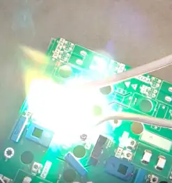 Fehlerdiagnose am PV-Inverter: Beginn eines elektrischen Überschlags auf der Anschlussplatine während der Laboranalyse. Beginn eines elektrischen Überschlags auf der Anschlussplatine eines PV-Wechselrichters während der Laboranalyse.