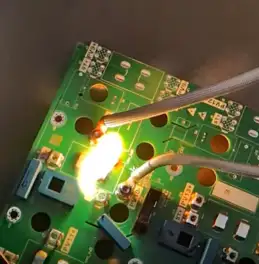 Fehlerdiagnose am PV-Inverter: Entstehung eines Lichtbogens zwischen Kontakt und Gehäuse infolge von Feuchtigkeit und Spannungsspitze. Sichtbarer Lichtbogen zwischen Kontakt und Gehäuse der Anschlussplatine infolge von Kondensatbildung bei niedriger Temperatur.