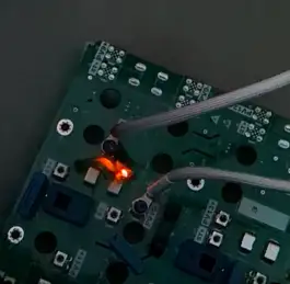 Fehlerdiagnose am PV-Inverter: Anschlussplatine nach elektrischem Überschlag, sichtbar zerstört durch den Lichtbogen. Durch den Lichtbogen beschädigte Anschlussplatine eines PV-Wechselrichters nach der Laboranalyse.