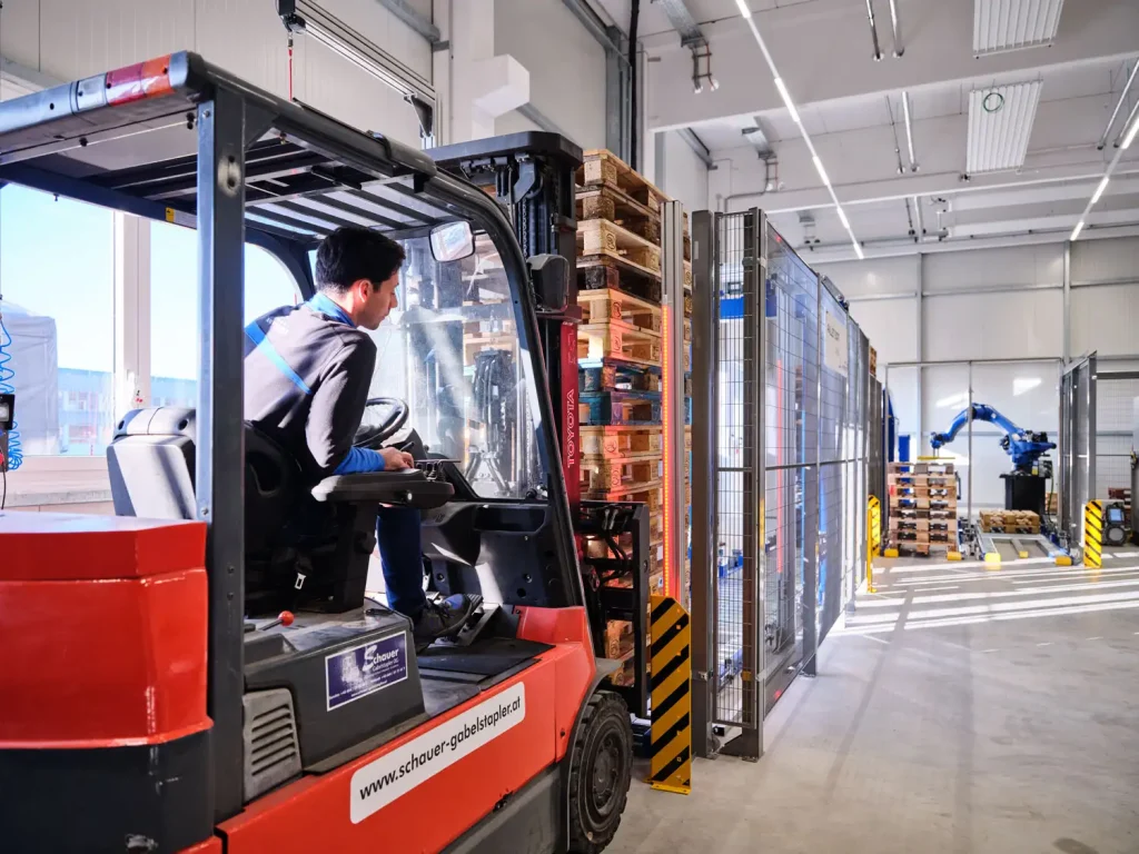 Beladung der PalletSort Max Palettensortieranlage von AUTFORCE mittels Hubstapler, E-Ameise oder AGV.