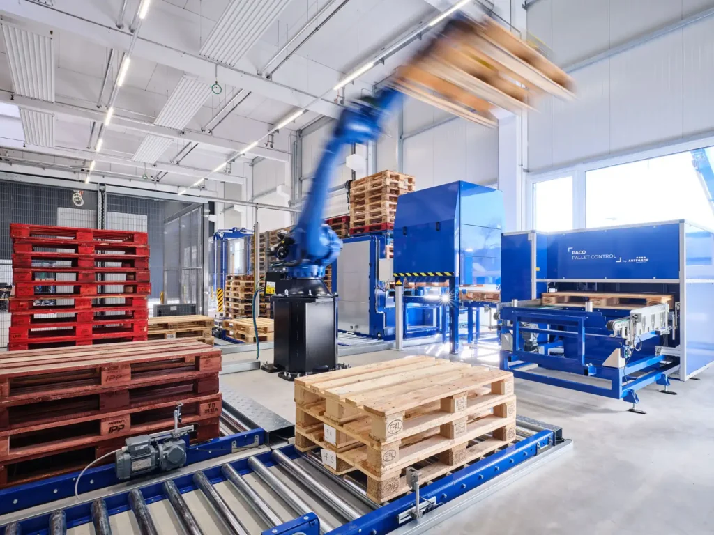 Die leistungsstarke PalletSort Max Palettensortieranlage von AUTFORCE. Mit Robotersortierung für das Prüfen und Sortieren von bis zu 200 Paletten pro Stunde.